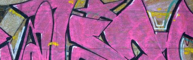 Fragment von Graffiti-Zeichnungen. Die alte Wand ist mit Farbflecken im Stil der Straßenkunstkultur dekoriert. farbige Hintergrundtextur in violetten Tönen foto