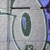 Fragment von Graffiti-Zeichnungen. Die alte Wand ist mit Farbflecken im Stil der Straßenkunstkultur dekoriert. farbige Hintergrundtextur in violetten Tönen foto