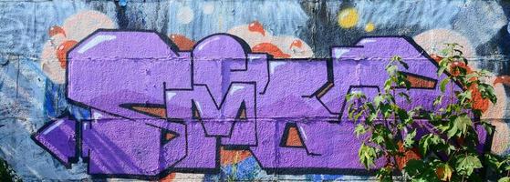 Fragment von Graffiti-Zeichnungen. Die alte Wand ist mit Farbflecken im Stil der Straßenkunstkultur dekoriert. farbige Hintergrundtextur in violetten Tönen foto