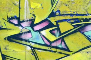 Fragment von Graffiti-Zeichnungen. Die alte Wand ist mit Farbflecken im Stil der Straßenkunstkultur dekoriert. farbige Hintergrundtextur in Grüntönen foto