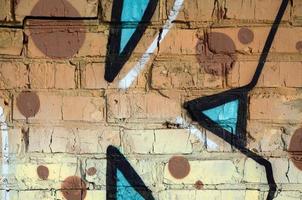 die alte mauer, gemalt in farbe graffiti zeichnung roter aerosol schmerz foto