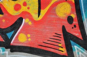 Fragment einer alten farbigen Graffiti-Zeichnung an der Wand. Hintergrundbild als Illustration von Street Art, Vandalismus und Wandmalerei mit Sprühfarbe foto