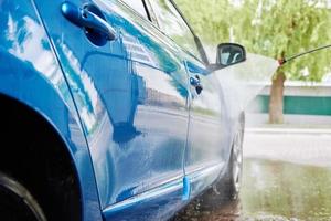 reinigungsauto mit hochdruckwasser an der autowaschstation foto