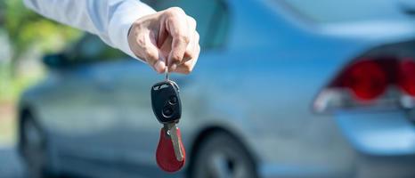 autoverkauf, autoverkauf, geschäftskonzept der händler gibt dem neuen besitzer oder mieter mit einem versicherungsvertrag die autoschlüssel. Banner foto