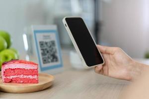 frau verwendet smartphone, um qr-code zu scannen, um im caférestaurant mit einer digitalen zahlung ohne bargeld zu bezahlen. Menü wählen und bestellen Rabatt kumulieren. E-Geldbörse, Technologie, online bezahlen, Kreditkarte, Bank-App