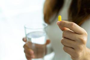 Der Patient hält das Medikament in der Hand. Medikamente zur Behandlung von Krankheiten oder zur Einnahme von Vitaminpräparaten für Menschen, die unterernährt sind. foto