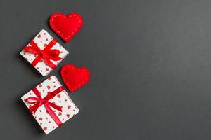 feiertagskomposition aus geschenkboxen und roten textilherzen auf buntem hintergrund mit leerem raum für ihr design. Draufsicht auf das Valentinstag-Konzept foto