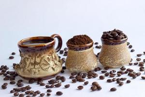 Draufsichtsammlung des Kaffeetassensortiments lokalisiert auf weißem Hintergrund foto