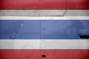 thailand-flagge auf seitenteil des militärischen gepanzerten hubschraubers in der nähe abgebildet. konzeptioneller hintergrund der armeeflugzeuge foto