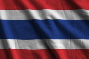 thailand-flagge mit großen falten, die nah oben unter dem studiolicht drinnen winken. die offiziellen symbole und farben im banner foto