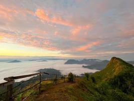 Landschaft aus Nebelmeer und Bergen bei Sonnenaufgang foto