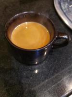 masala chai schwarze tasse milchtee indien foto