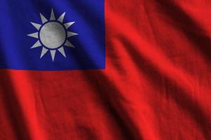 taiwan-flagge mit großen falten, die nah oben unter dem studiolicht drinnen winken. die offiziellen symbole und farben im banner foto