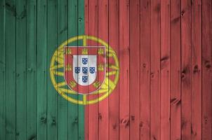 portugal-flagge in hellen farben auf alter holzwand dargestellt. strukturierte Fahne auf rauem Hintergrund foto