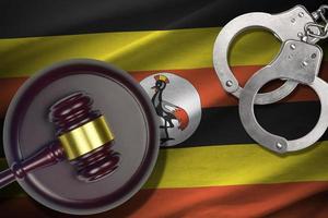 uganda-flagge mit richterhammer und handschellen im dunklen raum. Konzept von Kriminalität und Bestrafung, Hintergrund für Urteilsthemen foto