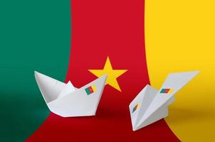 Kamerun-Flagge auf Papier-Origami-Flugzeug und -Boot. handgemachtes kunstkonzept foto