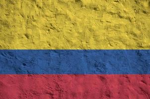 kolumbien-flagge in hellen farben auf alter reliefputzwand dargestellt. strukturierte Fahne auf rauem Hintergrund foto