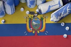 Ecuador-Flagge und einige gebrauchte Aerosol-Sprühdosen für Graffiti-Malerei. Street-Art-Kulturkonzept foto