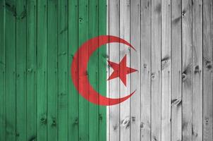 algerien-flagge in hellen farben auf alter holzwand dargestellt. strukturierte Fahne auf rauem Hintergrund foto