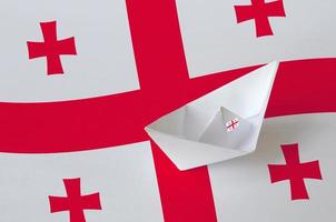 Georgien-Flagge auf Papier Origami-Schiffsnahaufnahme dargestellt. handgemachtes kunstkonzept foto