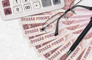 500 ungarischer Forint-Scheinfächer und Taschenrechner mit Brille und Stift. Konzept für Geschäftsdarlehen oder Steuerzahlungssaison foto