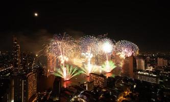 spektakuläres feuerwerk entlang des chao phraya flusses bangkok, thailand foto