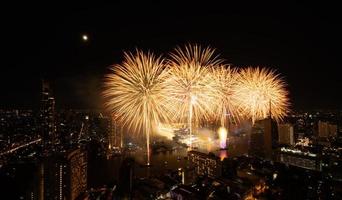 spektakuläres feuerwerk entlang des chao phraya flusses bangkok, thailand foto