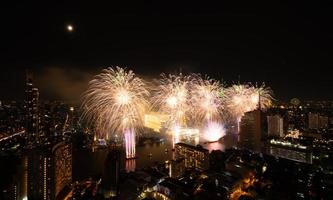 spektakuläres feuerwerk entlang des chao phraya flusses bangkok, thailand foto