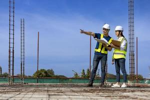 team von ingenieurarchitekteninspektor und bauunternehmer, die eine diskussion führen, während sie die qualität der bauarbeiten des immobilienentwicklungsprojektkonzepts prüfen foto