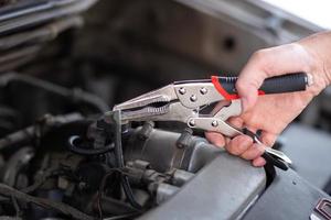 Auto-Reparatur-, Reparatur- und Service-Automotorkonzept mit speziellem Mechaniker-Reparatur- und Wartungsauto in seiner Garage