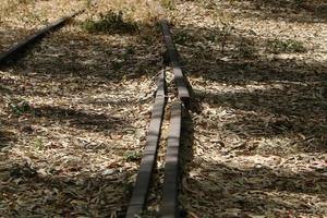 fragmente der alten eisenbahnstrecke von haifa nach damaskus. foto