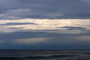 Regenwolken am Himmel über dem Mittelmeer im Norden Israels. foto