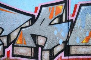 Fragment von Graffiti-Zeichnungen. Die alte Wand ist mit Farbflecken im Stil der Straßenkunstkultur dekoriert. farbige Hintergrundtextur foto