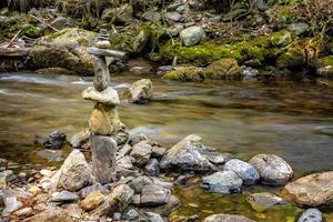 Balancieren von Kieselsteinen aus Flusssteinen. ruhiges Konzept. unscharfer Hintergrund foto