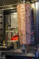 döner traditionelles türkisches dönerfleisch. türkische küche straßenessen in istanbul, türkei. foto