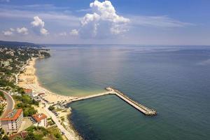 eine schöne luftaufnahme zum goldenen sandstrand und der küste, in der nähe von varna, bulgarien foto