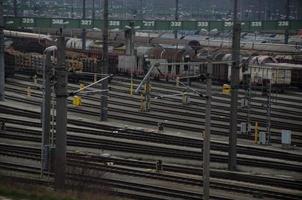 viele Schienen mit Waggons foto