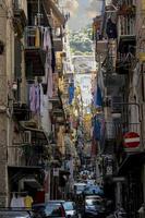 Wäsche aufhängen in den Straßen von Neapel, Italien. foto
