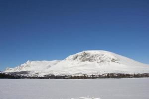 schöner sonniger tag in den norwegischen bergen bei hemsedal foto