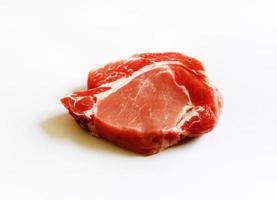 Nahaufnahme frisch geschnittenes Schweinefleisch, Fleisch oder Rindfleisch isoliert auf weißem Hintergrund. ungekochtes Essen. frisches Stück Steak zum Grillen oder Frittieren zubereiten. foto