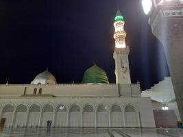 schöne aussicht auf masjid al-nabawi, medina, saudi-arabien in nachtlichtern. foto