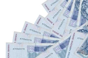 50 kroatische Kuna-Scheine liegen in unterschiedlicher Reihenfolge einzeln auf Weiß. Konzept für lokales Bankwesen oder Geldverdienen foto