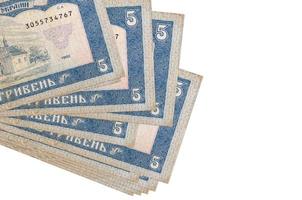 5 ukrainische Griwna-Scheine liegen in kleinen Bündeln oder Packungen isoliert auf Weiß. modell mit kopierraum. Geschäft und Geldwechsel foto