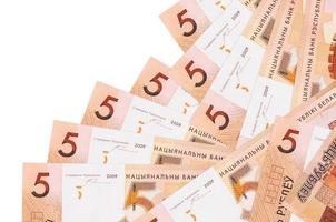 5 weißrussische Rubelscheine liegen in unterschiedlicher Reihenfolge isoliert auf Weiß. Konzept für lokales Bankwesen oder Geldverdienen foto