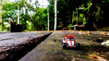 minahasa, indonesien dezember 2022, das spielzeugauto in der natur foto