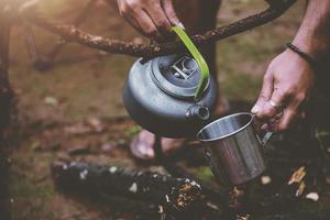 reisen natur entspannen im urlaub. Camping auf dem Berg in der wilden Natur in der Regenzeit. foto