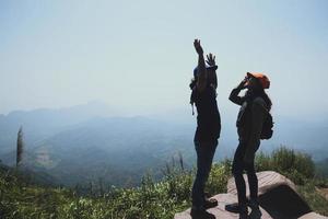 Liebhaber Frauen und Männer Asiaten reisen im Urlaub entspannen. aufstehen landschaft auf dem berg. Bergpark glücklich. in Thailand foto