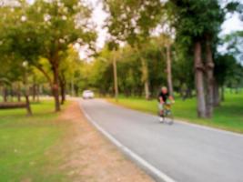 verschwommenes Bild natürlichen grünen Park Hintergrundbild foto