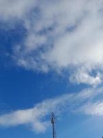 Sendeturm mit einem Hintergrund aus blauem Himmel und Wolken foto