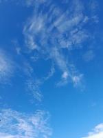 weiße Wolken am blauen Himmel. Himmel und Unendlichkeit. schöner hellblauer Hintergrund. leicht bewölkt, gutes Wetter. lockige Wolken an einem sonnigen Tag. foto